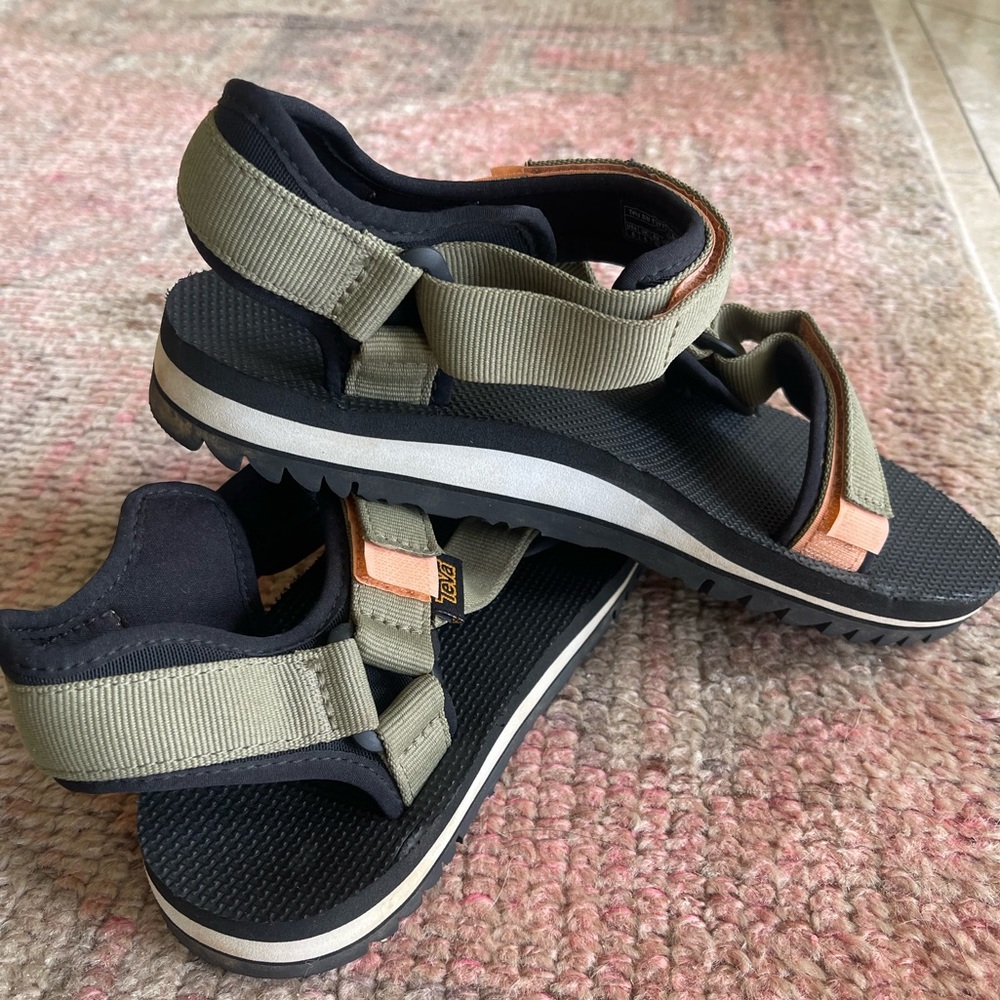 Teva Universal Trail Sandal - size 8 Women’s
